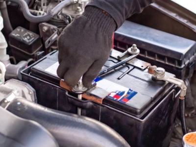 Replacing an auxiliary battery