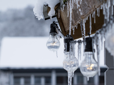 Light bulbs with icicles 